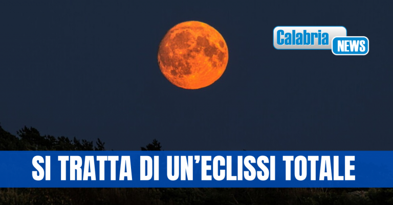 La luna domenica si veste di rosso: l’affascinante fenomeno celeste visibile anche in Calabria