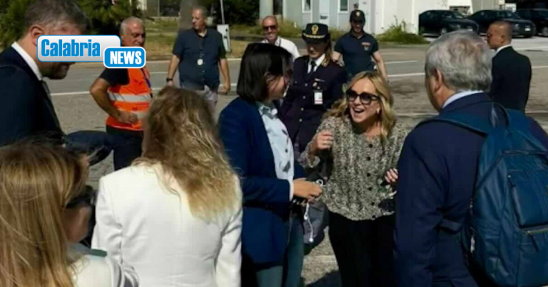 Regionali 2025, Meloni (in prima fila) e Schlein (in Economy) sullo stesso volo per Lamezia Terme