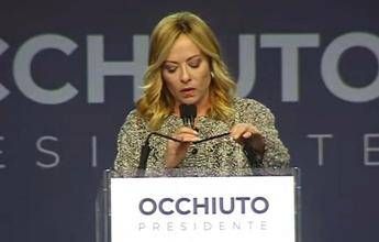 Meloni in Calabria per Occhiuto: “Solo i cittadini possono mandarci a casa. Flotilla si fermi ora”