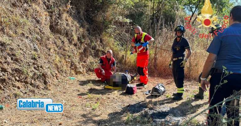 Cade accidentalmente da un terrazzamento alto 5 metri: donna salvata nel Catanzarese