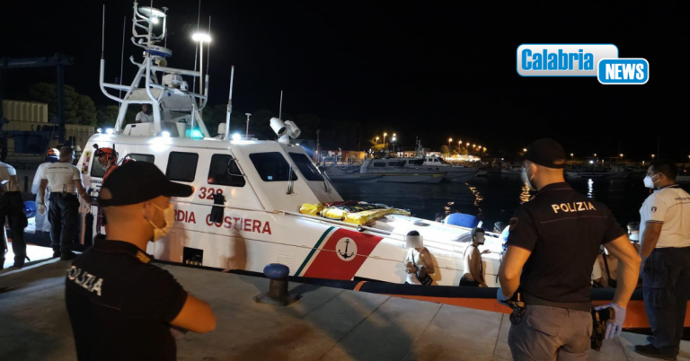 Fermati 4 scafisti ritenuti responsabili degli sbarchi di fine agosto a Roccella Ionica