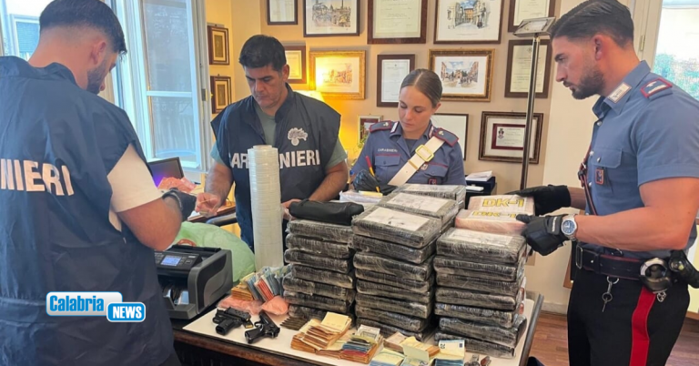 VIDEO-Nasconde 66 chili di cocaina, armi e contanti in casa: 35enne calabrese arrestato a Roma