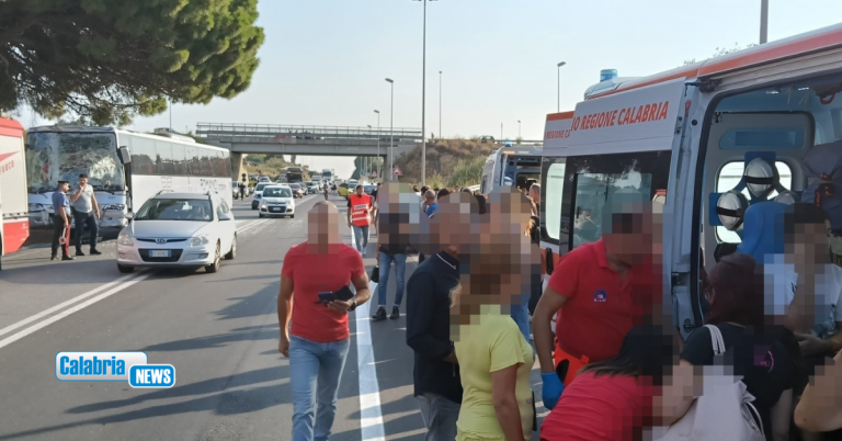 FOTO-Tamponamento tra due pullman sulla 106 a Simeri Crichi: a bordo un centinaio di studenti