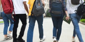 Scuola, circolare Valditara-Piantedosi: contro coltelli, metal detector su richiesta