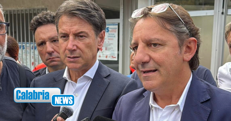 Regionali 2025, Conte e Tridico in visita all’ospedale di Soriano: “Qui sanità da ultimi in classifica”