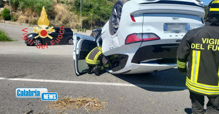 Squillace, impatto tra due auto: una vettura si ribalta, conducente ferito portato in ospedale