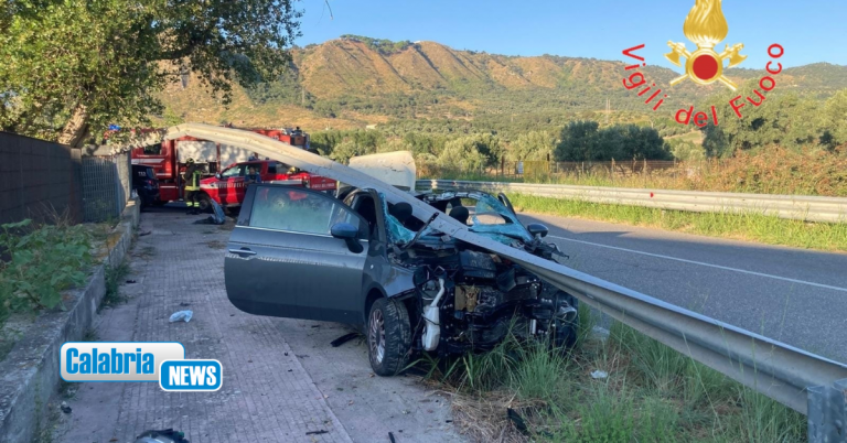 Squillace, auto perde controllo e si schianta: feriti 4 ragazzi, vettura incastrata sotto guardrail
