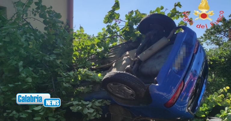 Auto con a bordo due anziani perde controllo e si ribalta in una proprietà privata a Tiriolo