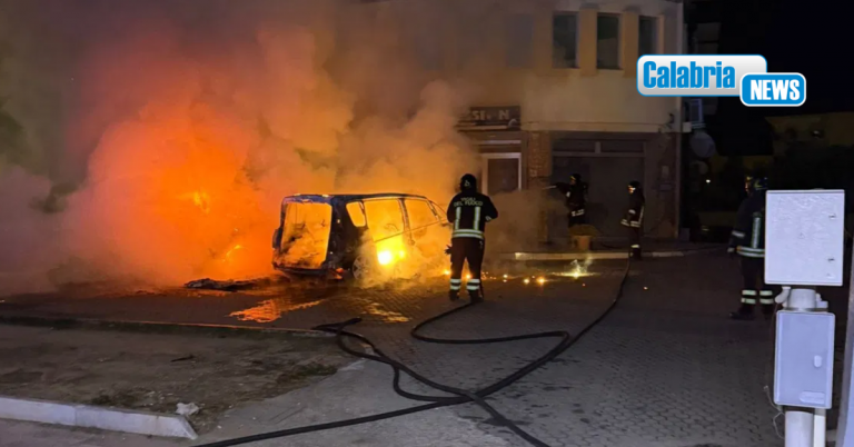 Corigliano-Rossano, tornano gli incendi nella notte: due auto distrutte dalle fiamme, ipotesi dolo