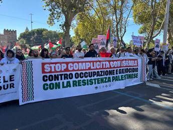 Al via a Roma la manifestazione per Gaza: sequestrati spranghe, caschi e maschere antigas