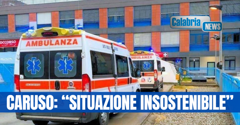Cosenza, emergenza al Pronto Soccorso: 13 ambulanze ferme e pazienti lasciati sulle barelle