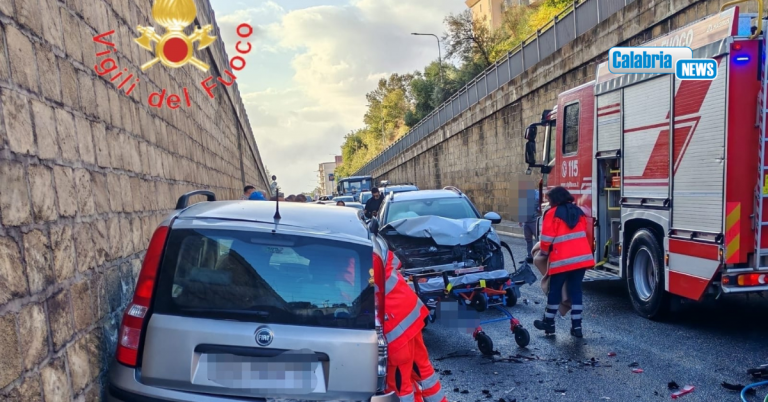 Catanzaro, incidente stradale su Viale De Filippis: un ferito grave estratto dalle lamiere