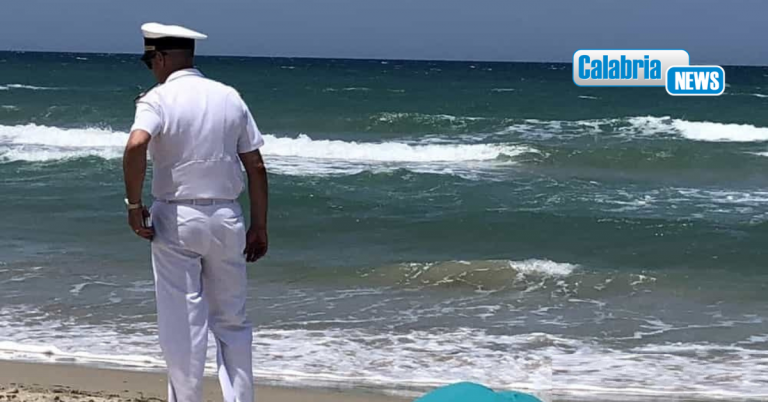 Reggio Calabria, onda travolge imbarcazione a Punta Pellaro: pescatore 77enne muore annegato