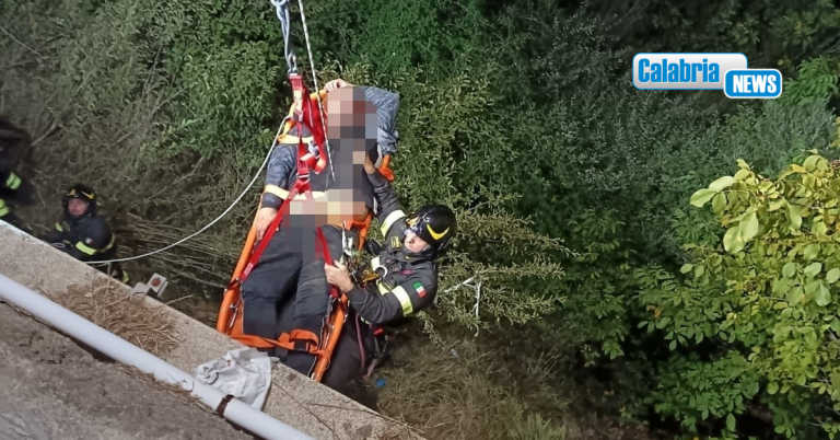 Cade da un muretto alto 5 metri durante la Festa dell’Uva a Donnici: salvato dai Vigili del fuoco