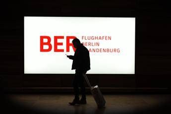Germania, allerta droni all’aeroporto di Berlino: voli sospesi e dirottati per circa 2 ore