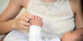 I dentini dei bebè? Spuntano prima se la mamma è stressata: lo studio