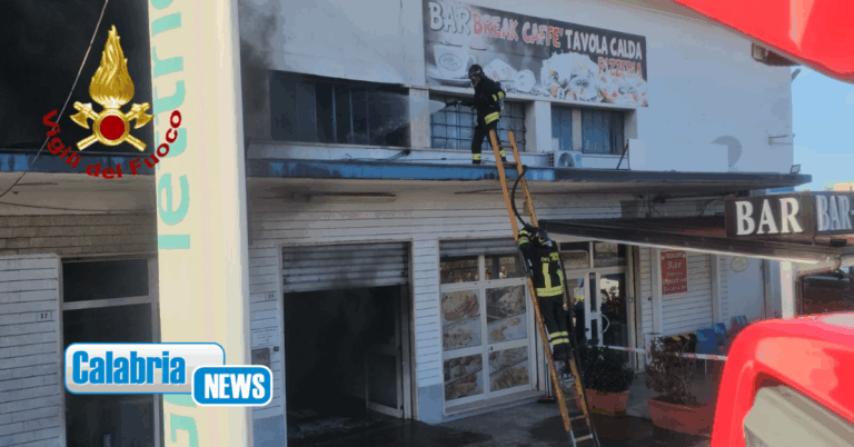 VIDEO-Crotone, in fiamme capannone negozio materiale elettrico sulla SS106