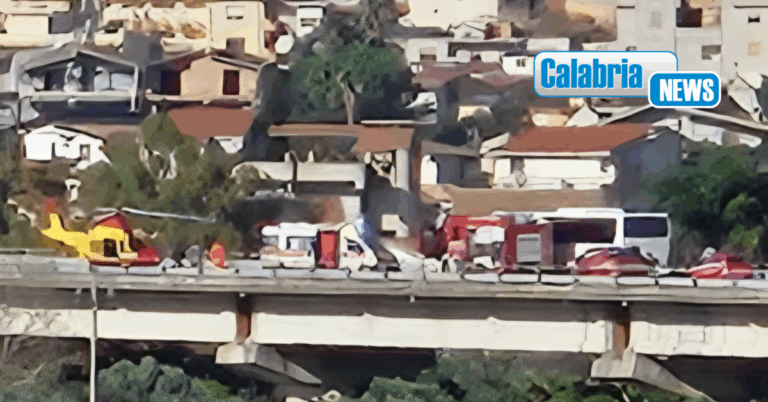 Tremendo impatto bus-auto sulla ‘Jonio-Tirreno’ a Gioiosa Ionica: due morti e un ferito grave