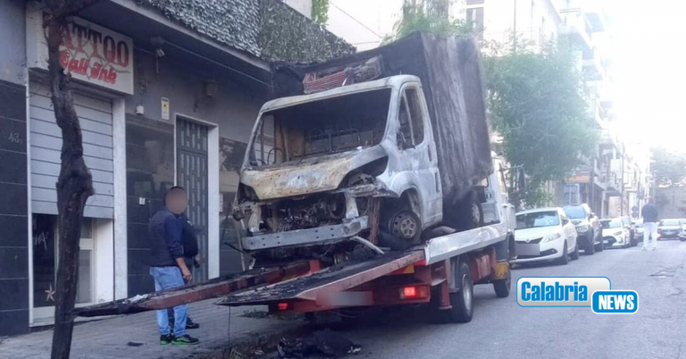 Reggio, incendio doloso distrugge furgone di un  caseificio che aderisce alle rete di Libera