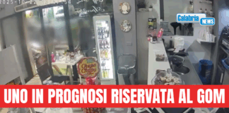 VIDEO-Reggio Calabria, auto si scontra con motorino e finisce su vetrina bar: cinque feriti