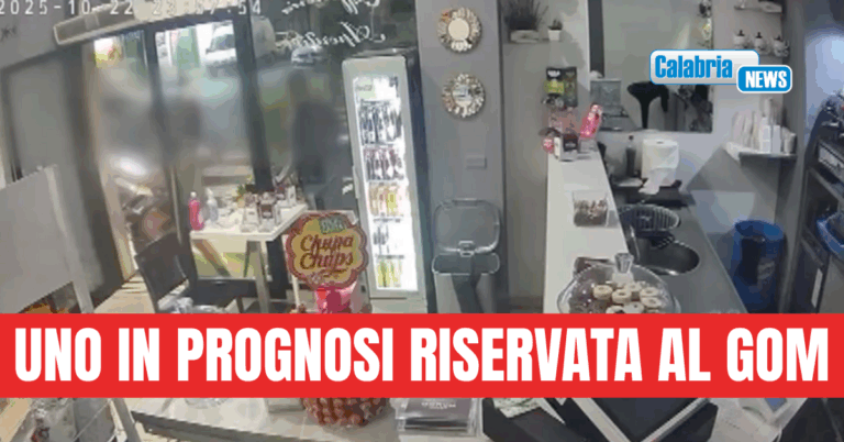 VIDEO-Reggio Calabria, auto si scontra con motorino e finisce su vetrina bar: cinque feriti