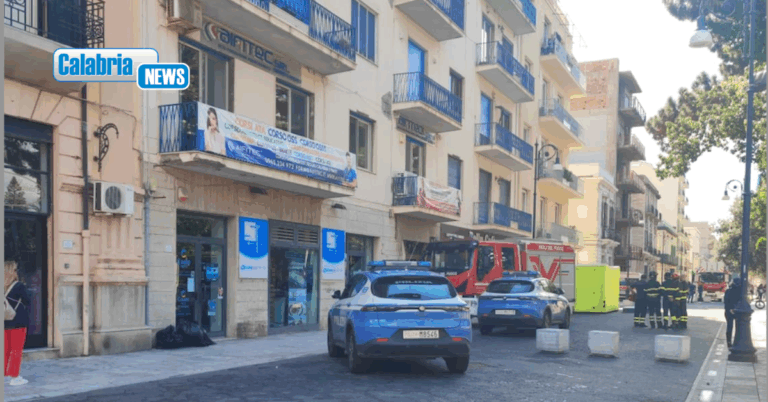 Reggio Calabria, giovane donna minaccia di lanciarsi dal quarto piano: salvata dalla Polizia