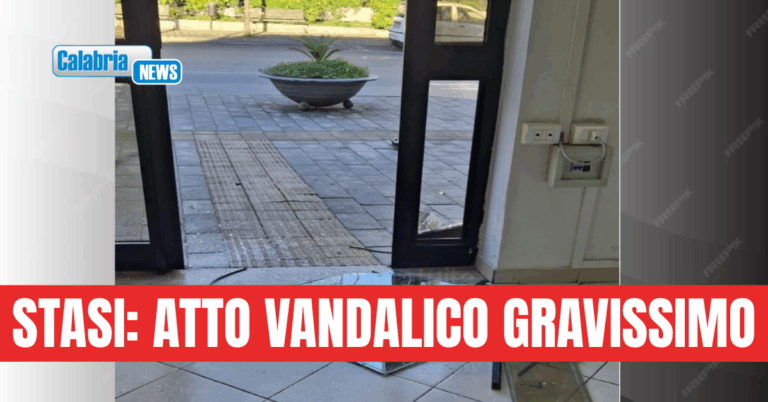 Devastati nella notte gli uffici delle delegazione comunale di Rossano Scalo