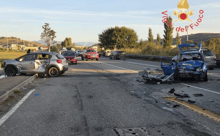 Catanzaro, impatto fra tre auto in via Emilia: quattro feriti