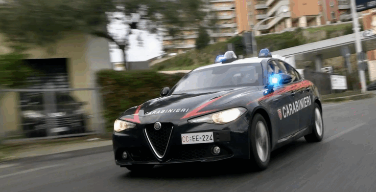 Catanzaro, entra in casa di una donna e ruba contanti: arrestato 21enne