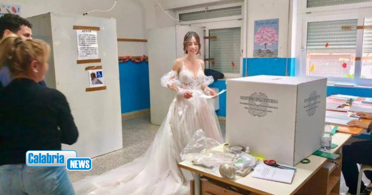 Calabria, al seggio in abito nuziale nel giorno del sì: la foto diventa virale
