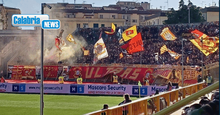Aggredisce e minaccia calciatore Catanzaro che non gli ha dato la maglietta: Daspo di 5 anni a tifoso