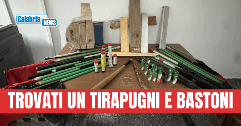 Sequestrati anche fumogeni e bombe carta durante la partita di calcio tra Reggina e Nocerina
