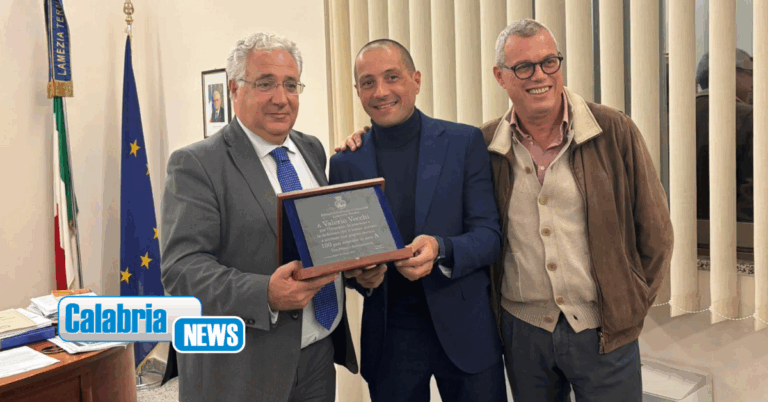 100 presenze in Serie A: premiato l’assistente arbitrale lametino Valerio Vecchi