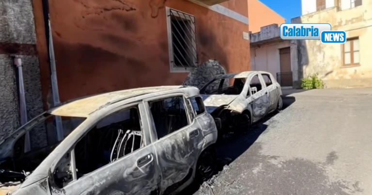 Ignoti nella notte danno alle fiamme 2 auto del presidente del Consiglio comunale di Villapiana