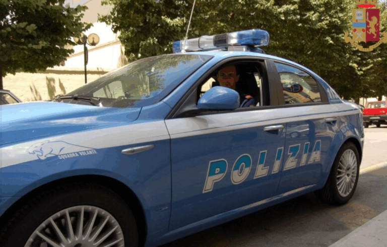 Crotone, 66enne protesta per auto ferma su pista ciclabile: proprietario lo accoltella