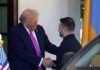 Zelensky e la giacca nera alla Casa Bianca, Trump: “Ha un bel look”
