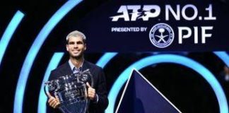 Atp Finals, gioca Sinner ma… viene premiato Alcaraz. A Carlos la coppa del numero uno