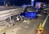 Auto si schianta contro guardrail e si spezza in due: miracolosamente illeso conducente