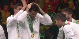 Bolelli alza la Coppa Davis, ma… la rompe (poi l’aggiusta)