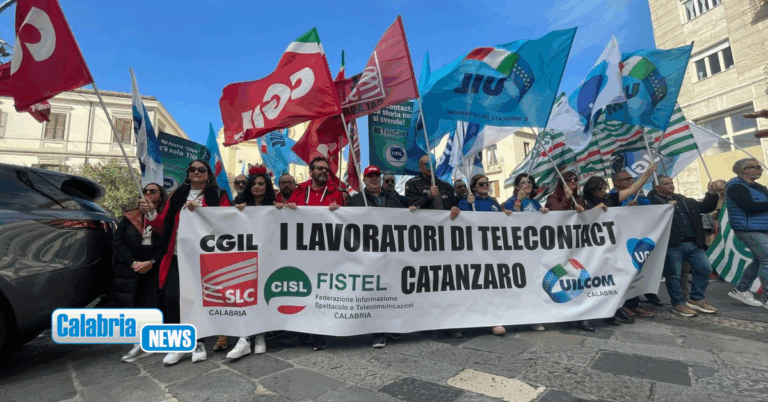 Catanzaro, corteo lavoratori Telecontact Center contro la cessione dell’azienda
