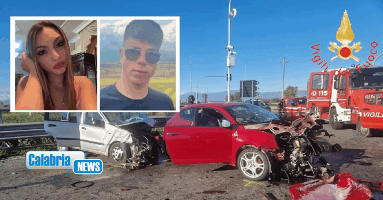 FOTO-Impatto mortale sulla SS16 a Cassano: addio ai 20enni Chiara e Antonio, altri 4 feriti