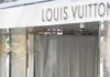 Colpo grosso da Louis Vuitton in via dei Condotti, vetrina sfondata con l’auto e merce rubata