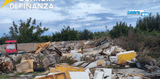 Crucoli, sequestrata discarica abusiva su terreno agricolo: GdF denuncia il responsabile