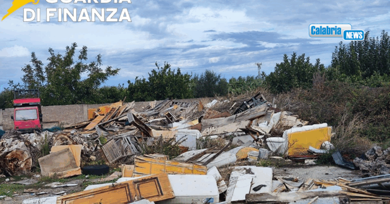 Crucoli, sequestrata discarica abusiva su terreno agricolo: GdF denuncia il responsabile