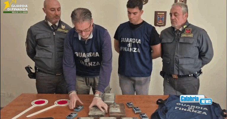VIDEO-Corriere diretto in Sicilia con 7 chili di droga arrestato a Villa San Giovanni