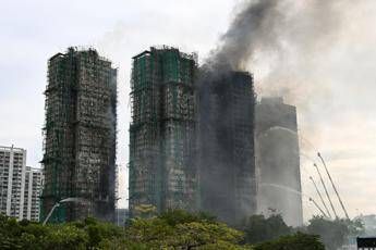 Hong Kong, salvate 144 persone dopo l’incendio: ancora 150 i dispersi
