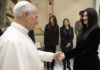 Il Papa incontra Laura Pausini: “Già da Sanremo ero un suo fan”