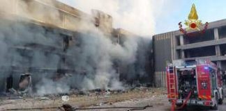 In fiamme edificio abbandonato a Tor Sapienza, dentro persone che lo occupavano