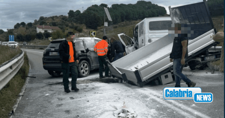 San Marco Argentano, scontro frontale tra camion e auto: un morto e un ferito grave
