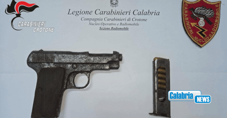 Crotone, pistola con matricola abrasa nascosta in un tubo: ritrovata dai Carabinieri